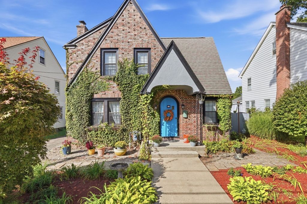 104 Wayne St, Springfield, MA 01118