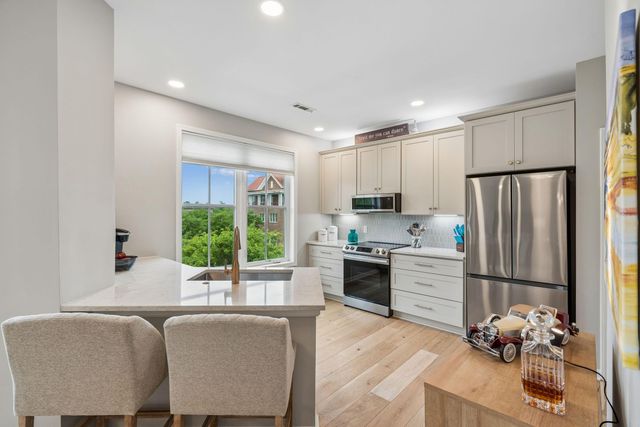 250 Seven Farms Drive 302, Charleston, SC 29492