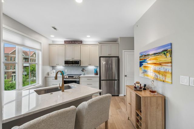 250 Seven Farms Drive 302, Charleston, SC 29492