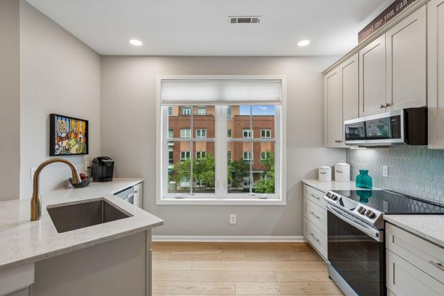 250 Seven Farms Drive 302, Charleston, SC 29492