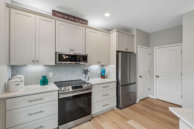250 Seven Farms Drive 302, Charleston, SC 29492