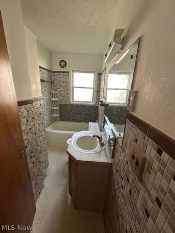 2224 Coral Sea, Youngstown, OH 44511
