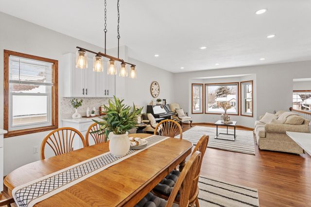 1113 Emerson Court, Burnsville, MN 55337