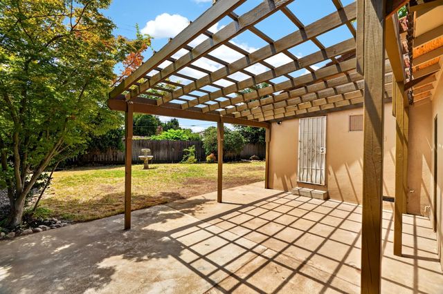 1126 Lakehome Dr, Lodi, CA 95242