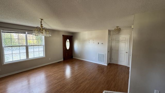 5 Garth Dr, Clarksville, TN 37040