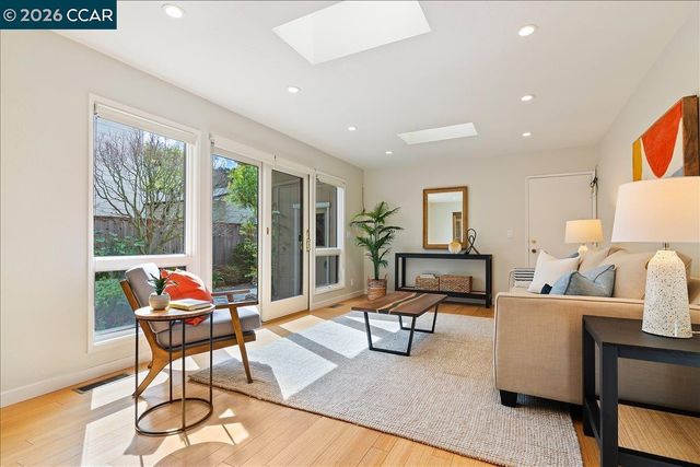 7 Doral Dr, Moraga, CA 94556