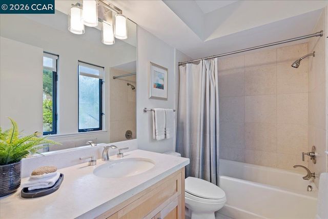 7 Doral Dr, Moraga, CA 94556