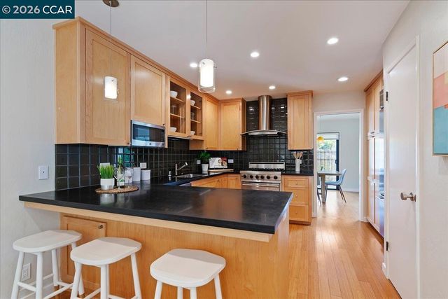 7 Doral Dr, Moraga, CA 94556