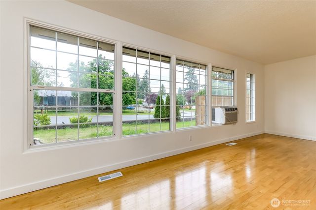8223 Sherwood Forest Street SW, Lakewood, WA 98498