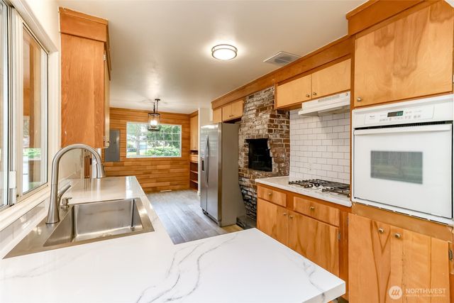 8223 Sherwood Forest Street SW, Lakewood, WA 98498