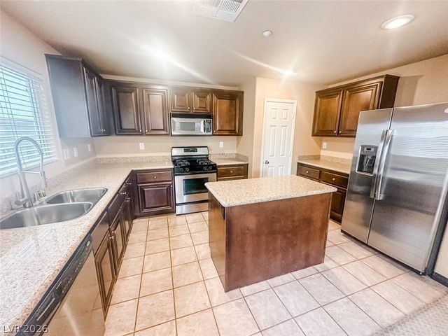 7333 Camden Pine Avenue, Las Vegas, NV 89129