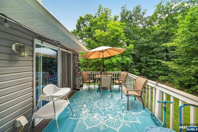 5 Lawrence Drive, Vernon, NJ 07422