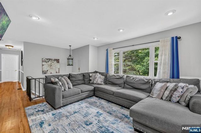 5 Lawrence Drive, Vernon, NJ 07422