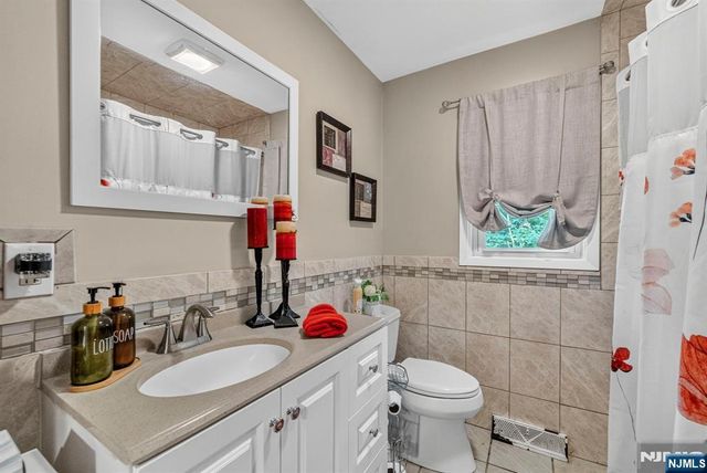 5 Lawrence Drive, Vernon, NJ 07422