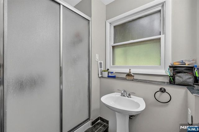5 Lawrence Drive, Vernon, NJ 07422