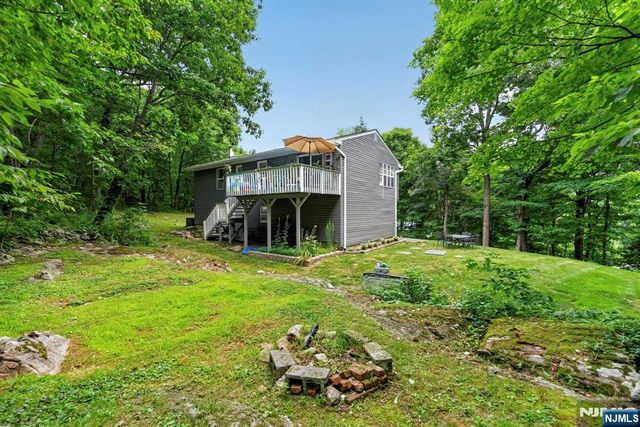 5 Lawrence Drive, Vernon, NJ 07422