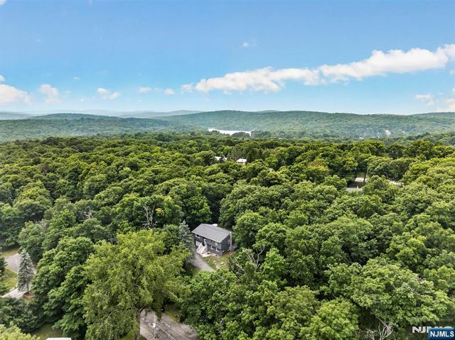 5 Lawrence Drive, Vernon, NJ 07422