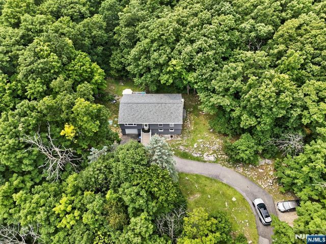5 Lawrence Drive, Vernon, NJ 07422