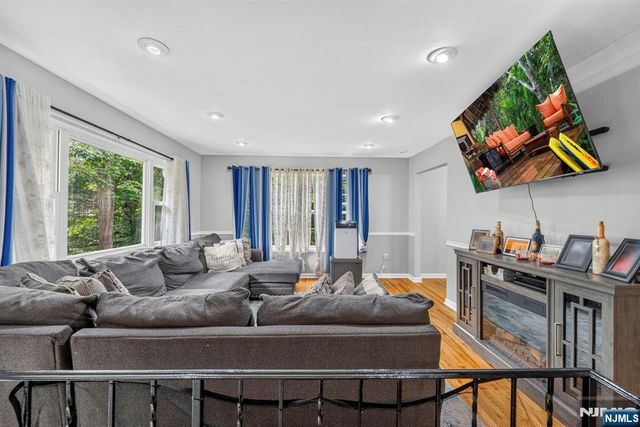 5 Lawrence Drive, Vernon, NJ 07422