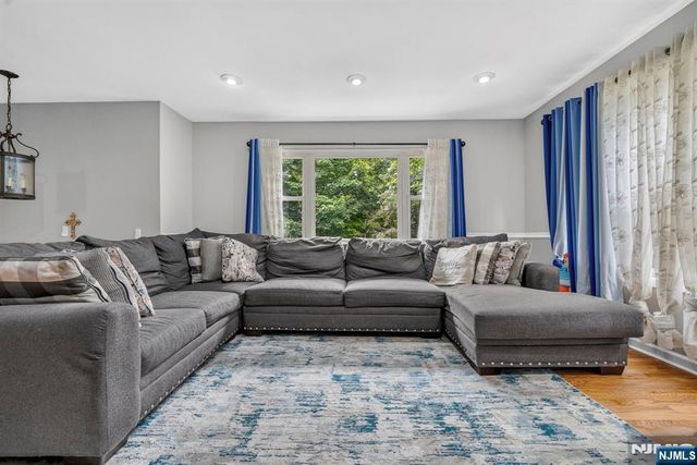 5 Lawrence Drive, Vernon, NJ 07422