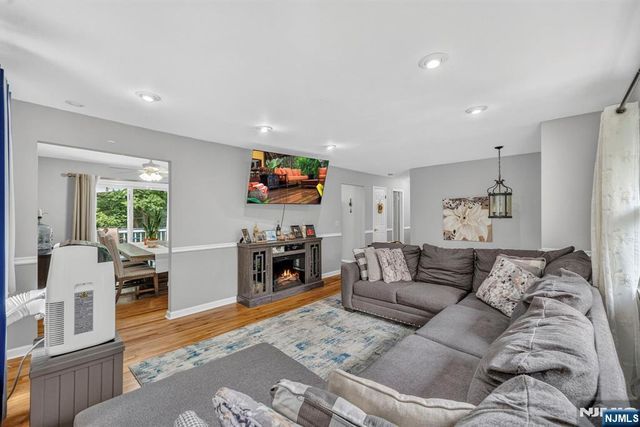 5 Lawrence Drive, Vernon, NJ 07422