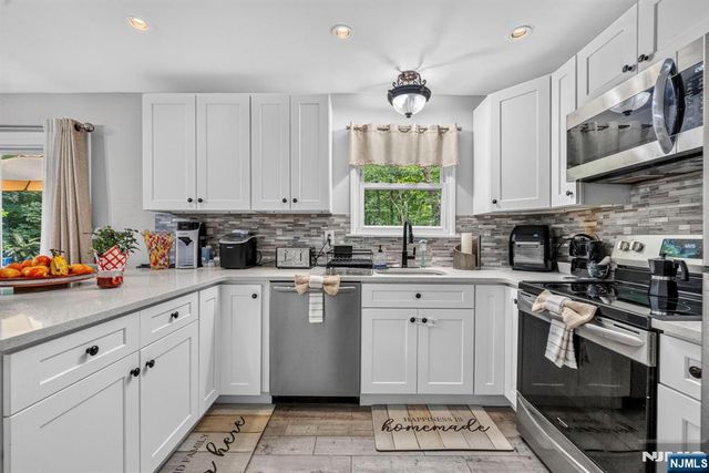 5 Lawrence Drive, Vernon, NJ 07422