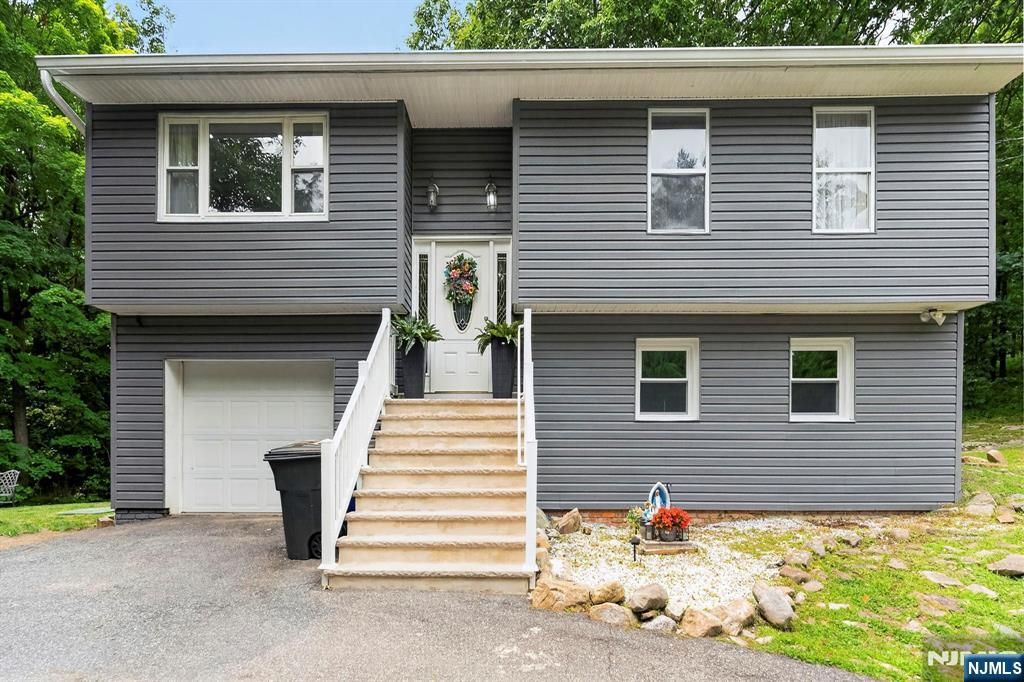 5 Lawrence Drive, Vernon, NJ 07422