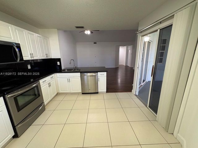 6579 Via Regina 6, Boca Raton, FL 33433