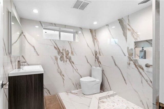 1824 Crestmont Court, Glendale, CA 91208