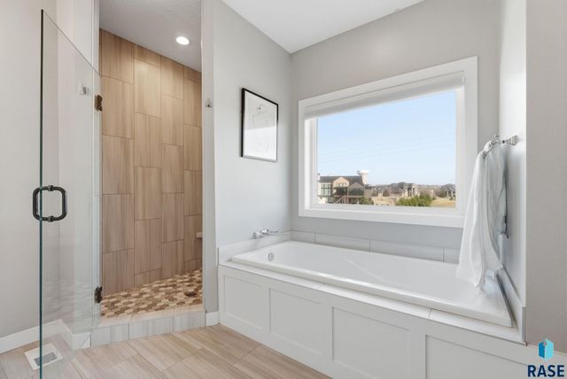 2504 W 95th St Street, Sioux Falls, SD 57108