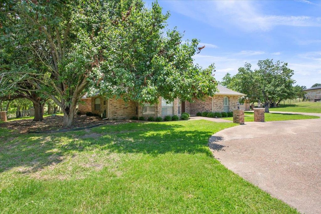1204 Fairway CIR, Salado, TX 76571