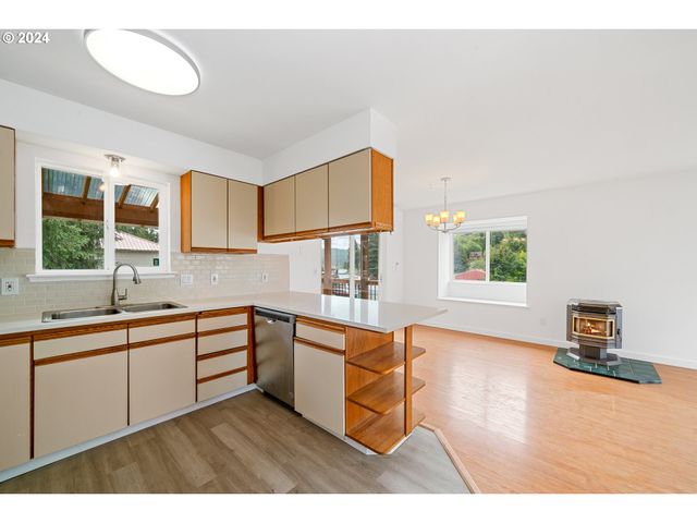 36055 10TH St, Nehalem, OR 97131