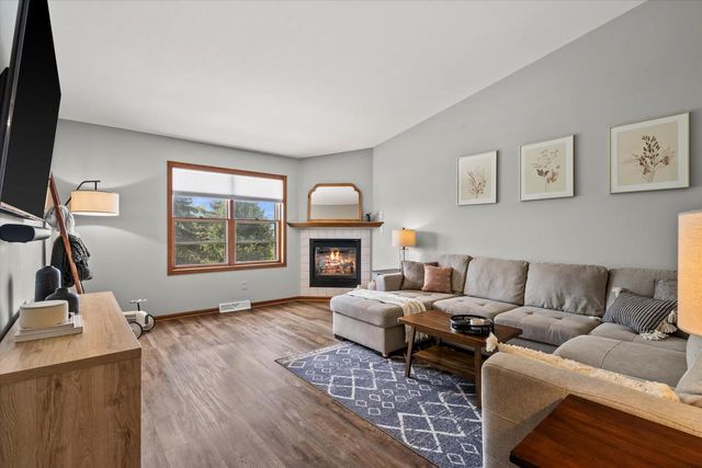 1103 Firethorn DRIVE, West Bend, WI 53090