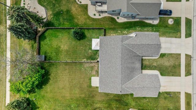 1103 Firethorn DRIVE, West Bend, WI 53090