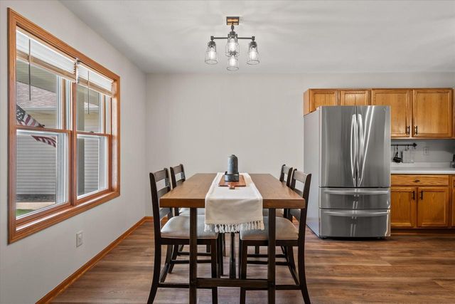1103 Firethorn DRIVE, West Bend, WI 53090