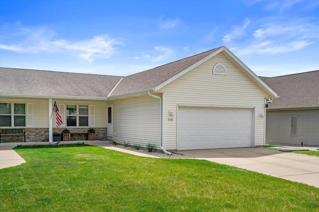 1103 Firethorn DRIVE, West Bend, WI 53090