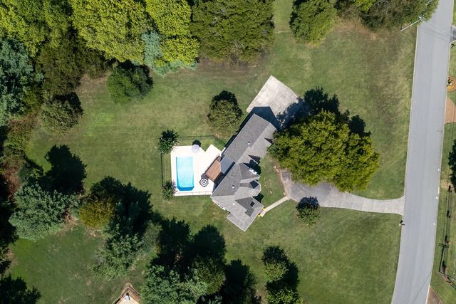 1210 Windsor Dr, Gallatin, TN 37066