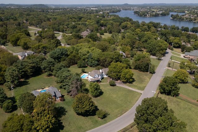 1210 Windsor Dr, Gallatin, TN 37066