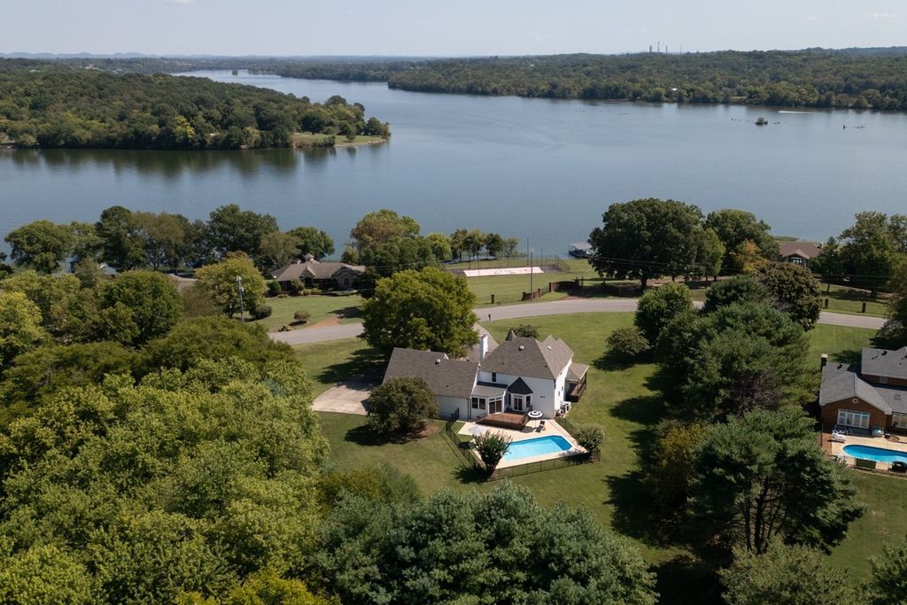 1210 Windsor Dr, Gallatin, TN 37066