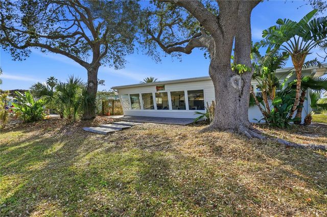 541 LILLIAN DRIVE, Madeira Beach, FL 33708