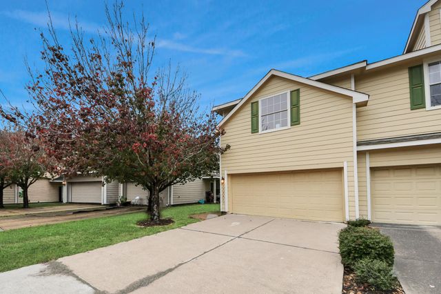 17267 Oakwood Chase Drive, Spring, TX 77379