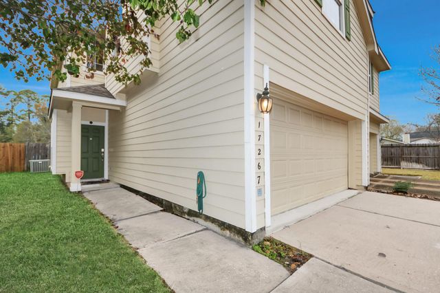 17267 Oakwood Chase Drive, Spring, TX 77379