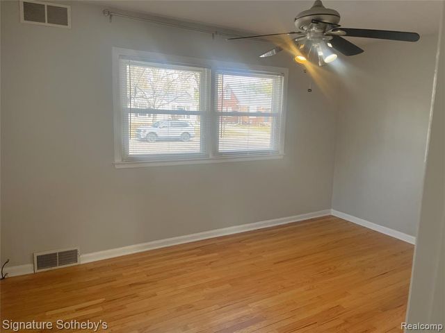 15859 Buckingham Avenue, Beverly Hills, MI 48025