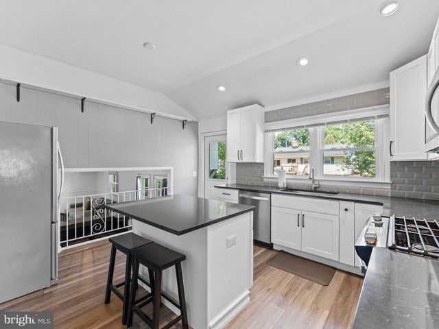 826 KINGSTON DR, Cherry Hill, NJ 08034
