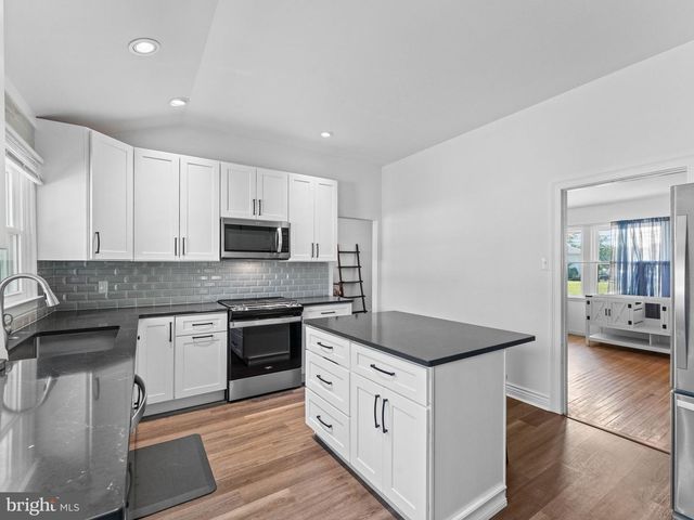 826 KINGSTON DR, Cherry Hill, NJ 08034