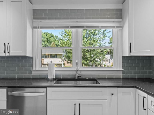 826 KINGSTON DR, Cherry Hill, NJ 08034