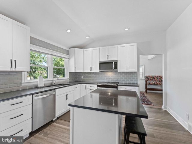 826 KINGSTON DR, Cherry Hill, NJ 08034