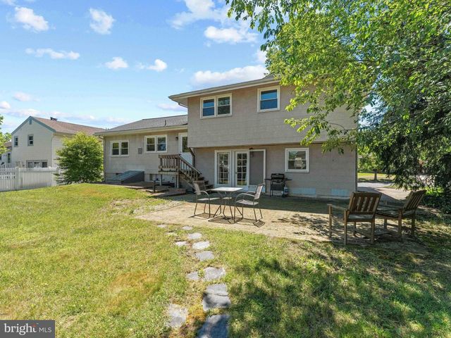 826 KINGSTON DR, Cherry Hill, NJ 08034