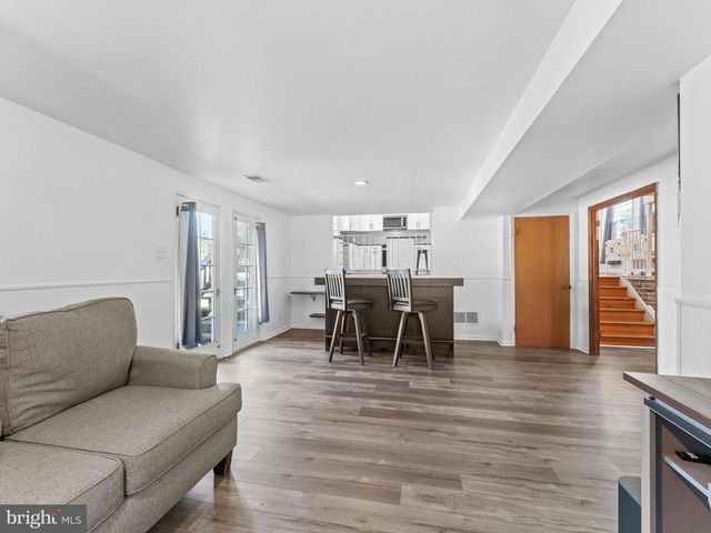 826 KINGSTON DR, Cherry Hill, NJ 08034