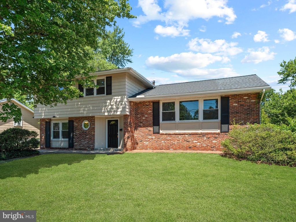 826 KINGSTON DR, Cherry Hill, NJ 08034